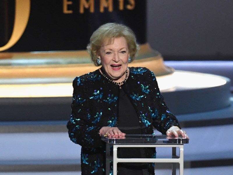 Wo sie auftaucht sind Lacher garantiert: Betty White 2018 bei den Emmys.