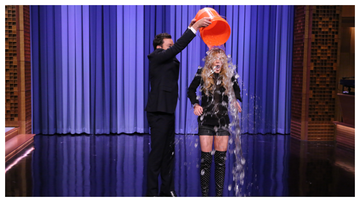 Lindsay Lohan nimmt bei "The Tonight Show Starring Jimmy Fallon" an der "Ice Bucket Challenge" teil.