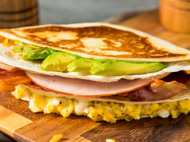 TikTok-Food-Hack: Tortilla-Trend - hier das Beispiel mit Käse, Ei, Speck und Tomaten.