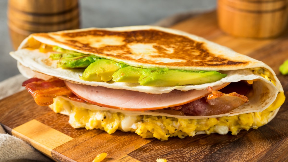 TikTok-Food-Hack: Tortilla-Trend - hier das Beispiel mit Käse, Ei, Speck und Tomaten.