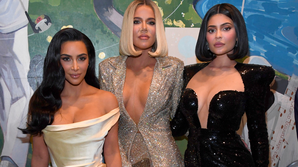 Wieso hat Kim Kardashian die Gesichter ihrer Nichten Stormi und True via Photoshop ausgetauscht und was haben Khloe und Kylie damit zu tun?