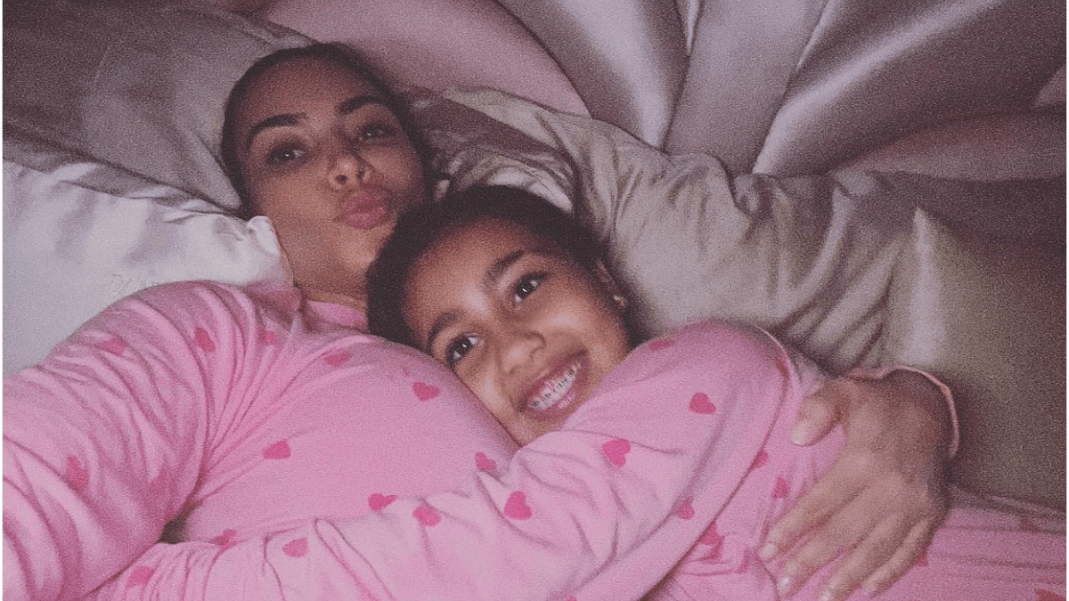 Kim Kardashian und Tochter North West auf einem Selfie