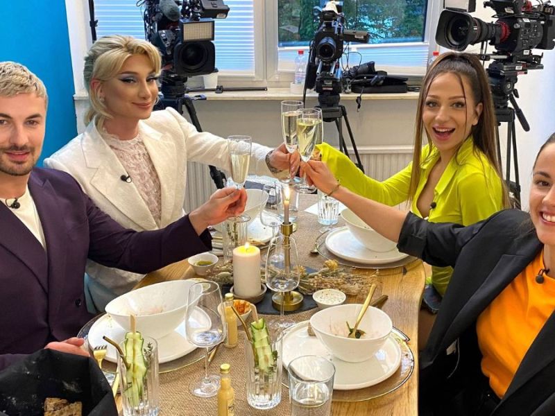 Nicolas Puschmann, Candy Crash, Irina Schlauch und Jessica Derucki bei "Das perfekte Promi Dinner", 26. Juni 2022